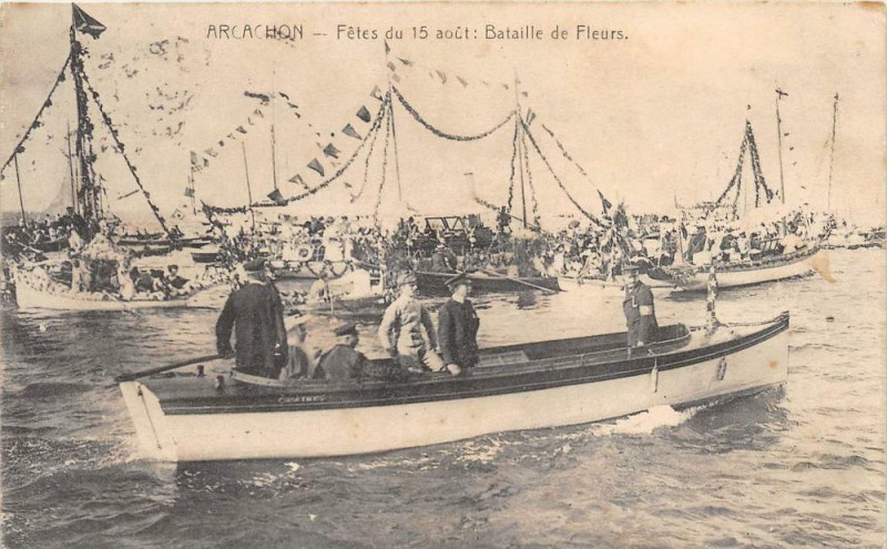 Carte postale ancienne Arcachon Fetes Du 15 Aout Bataille De Fleurs (cliché pas courant à Arcachon