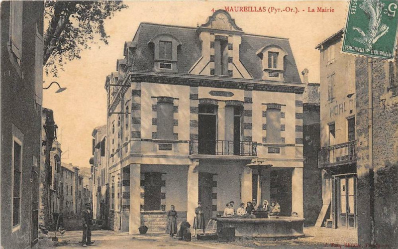 Carte postale ancienne Maureillas La Mairie à Ur