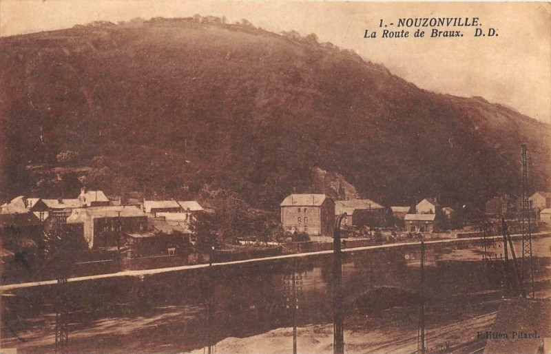 Carte postale ancienne Nouzonville La Route De Braux à Nouzonville