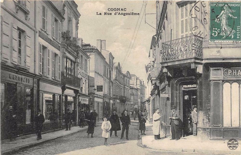 Carte postale ancienne Cognac La Rue D'Angouleme à Cognac