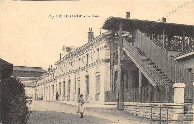 Carte postale ancienne Bellegarde La Gare (cliché pas courant bonne femme