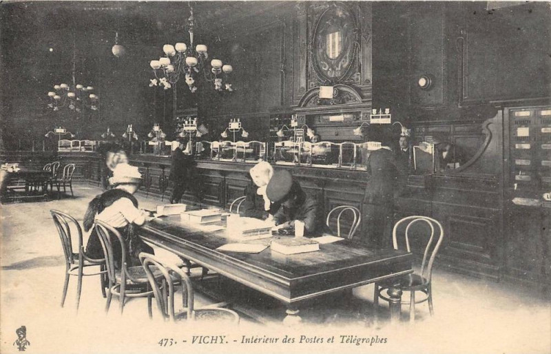 Carte postale ancienne Vichy Interieur Des Postes Et Telegraphes à Vichy