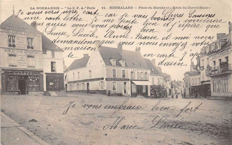 Carte postale ancienne Regmalard Place Du Marche Et Hotel Cheval Blanc (dos non divisé)