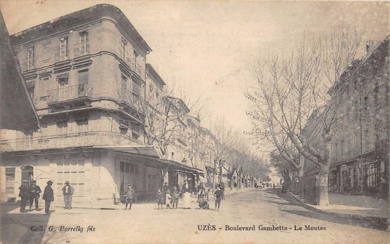 Carte postale ancienne Uzes Boulevard Grambetta Le Moutas à Uzès
