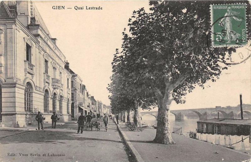 Carte postale ancienne Gien Quai Lestrade à Gien
