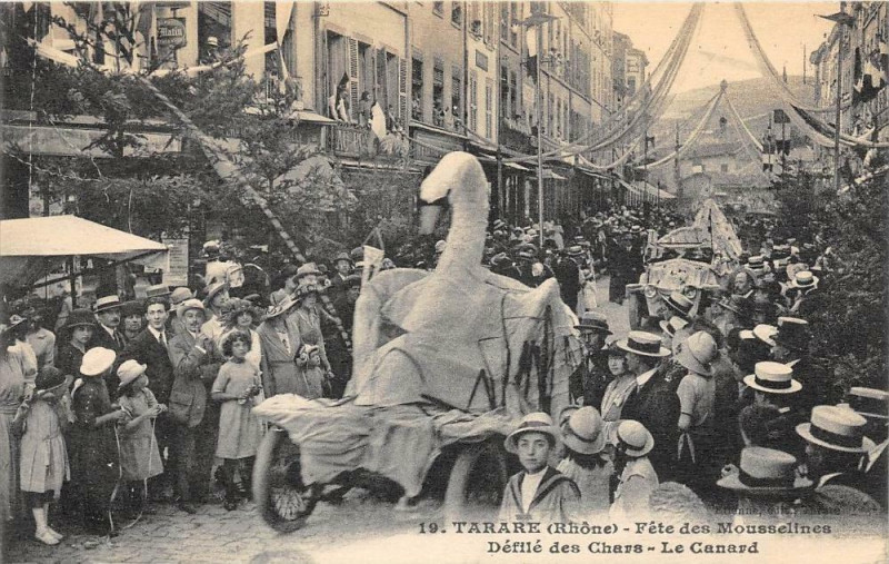 Carte postale ancienne Tarare Fete Des Mousselines Defile Des Chars Le Canard à Tarare