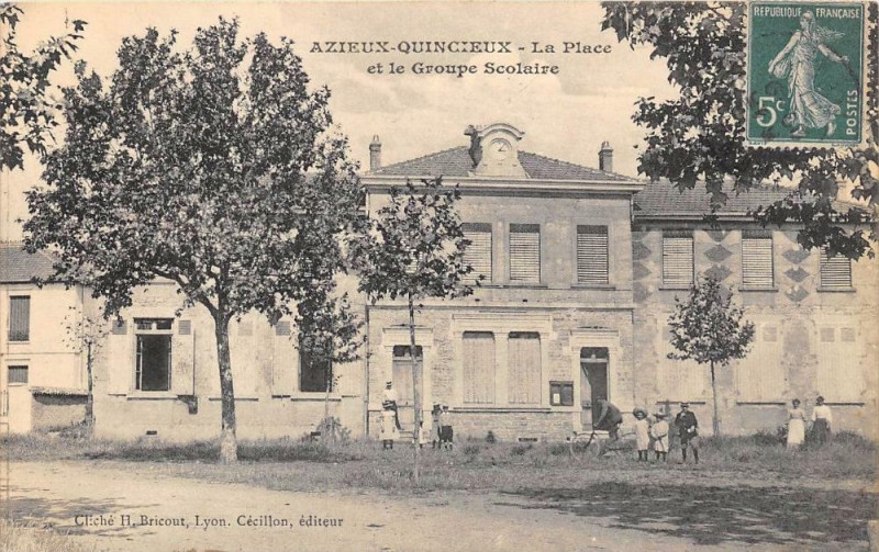 Carte postale ancienne Azieux Quincieux La Place Et Le Groupe Scolaire à Quincieux