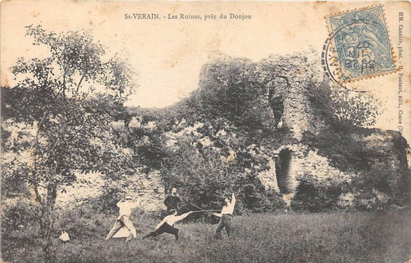 Carte postale ancienne Saint Verain Les Ruines Pres Du Donjon
