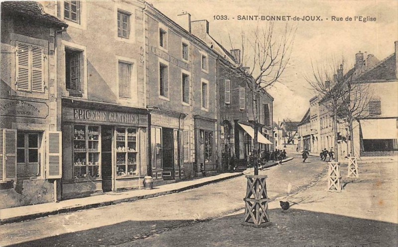 Carte postale ancienne Saint Bonnet De Joux Rue De L'Eglise (cliché pas courant à Saint-Bonnet-de-Joux