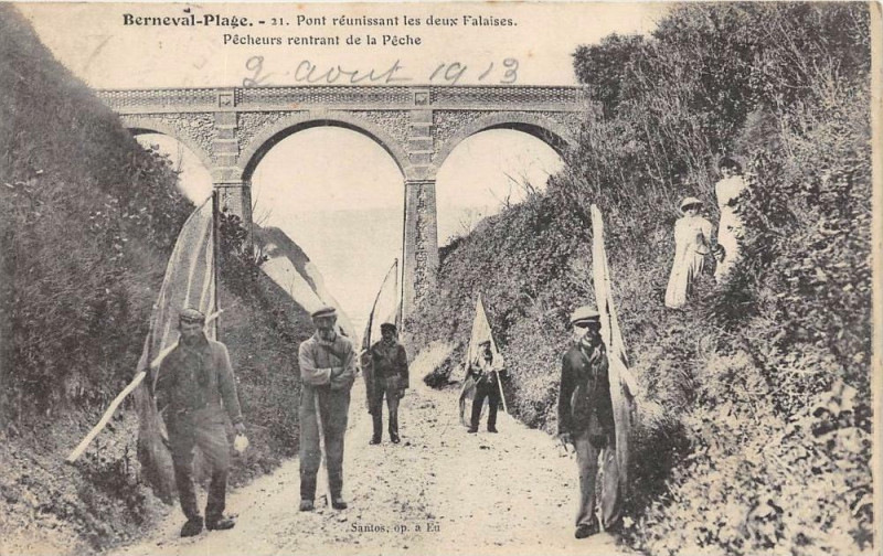 Carte postale ancienne Berneval Plage Pont Reunissant Les 2 Falaises Pecheurs Rentrant De La Pec à Eu