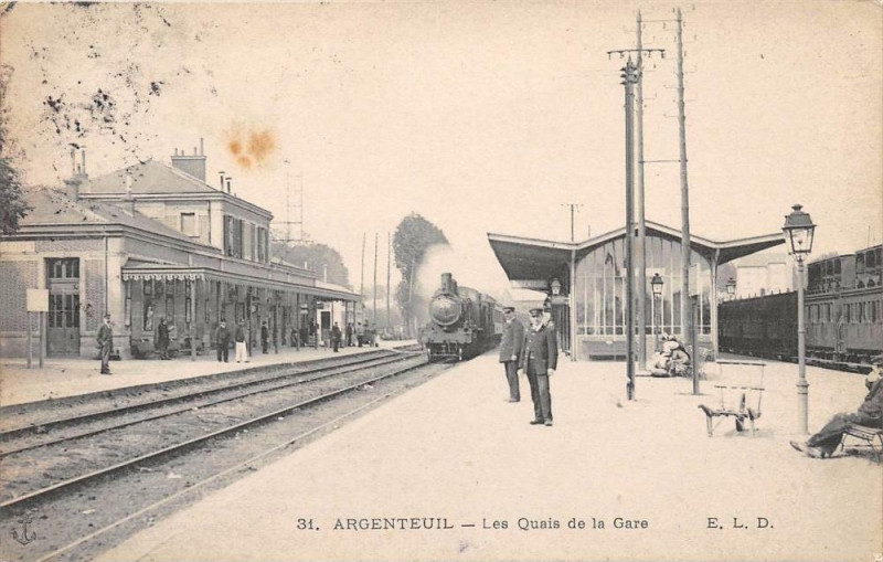Carte postale ancienne Argenteuil Les Quais De La Gare (Train En Gare à Argenteuil