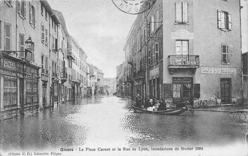 Carte postale ancienne Givors La Place Carnot Et La Rue De Lyon Inondations De Fevrier 1904 à Givors