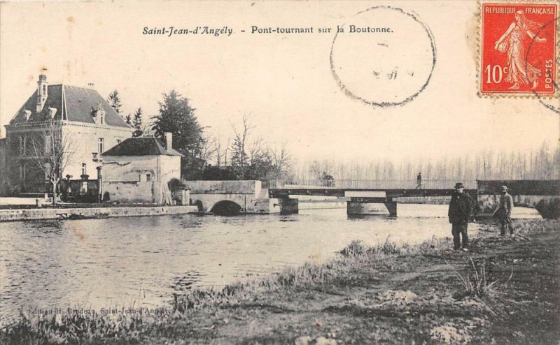 Carte postale ancienne Saint Jean D'Angely Pont Tournant Sur La Boutonne