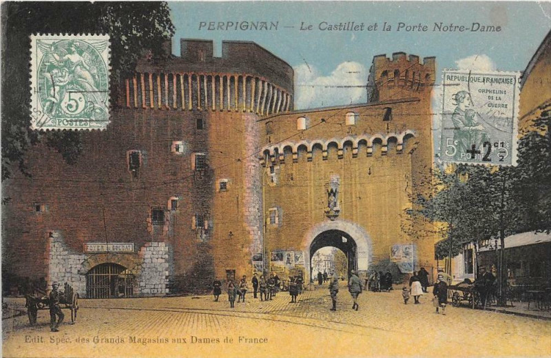 Carte postale ancienne Perpignan Le Castillet Et La Porte Notre Dame (timbre enfants orphelins d à Perpignan