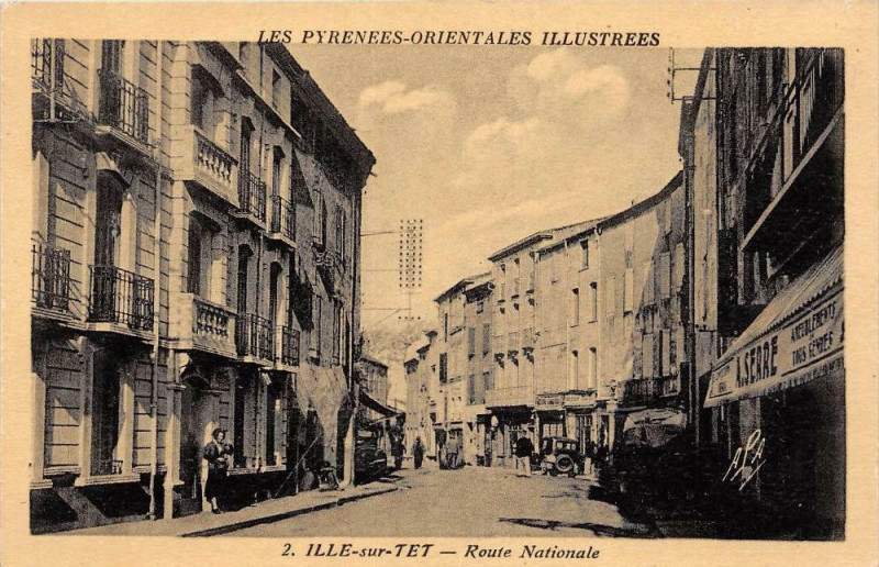 Carte postale ancienne Ille Sur Tet Route Nationale à Ur