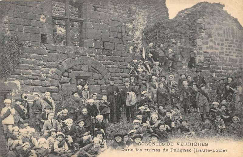 Carte postale ancienne Colonies De Verrieres Dans Les Ruines De Polignac (pas courante à Polignac