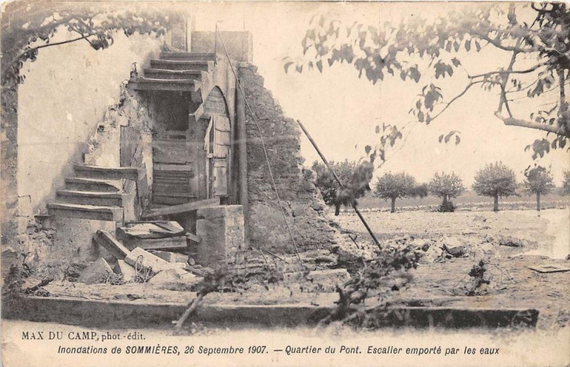 Carte postale ancienne Inondations De Sommieres 1907 Quartier Du Pont Escalier Emporte Par Les E à Sommières