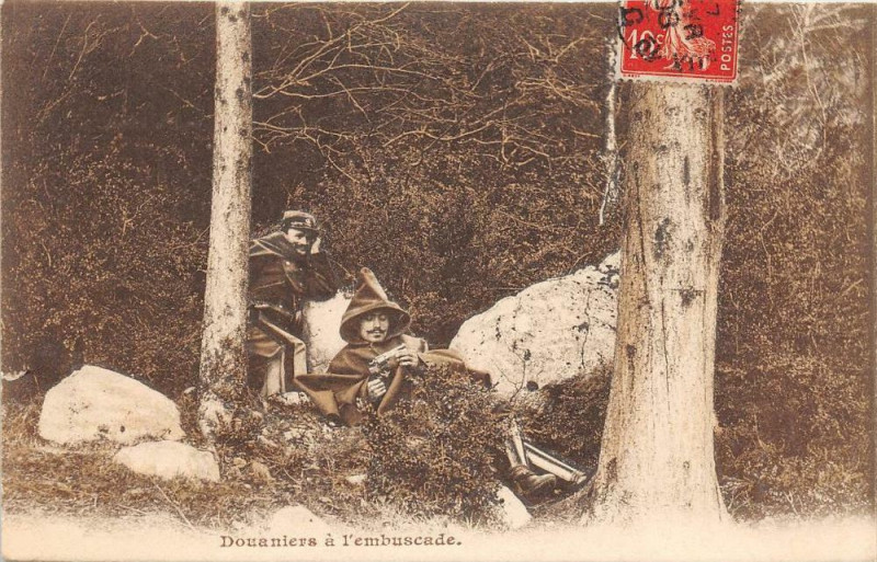 Carte postale ancienne Jura (écris au verso éditeur Jules MerMet Saint-Claude) Douaniers A L'Embusc à Saint-Claude
