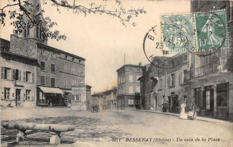 Carte postale ancienne Bessenay Un Coin De La Place (cliché pas courant à Bessenay