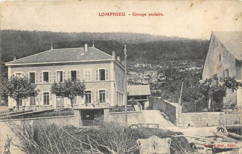 Carte postale ancienne Lomnieu Groupe Scolaire