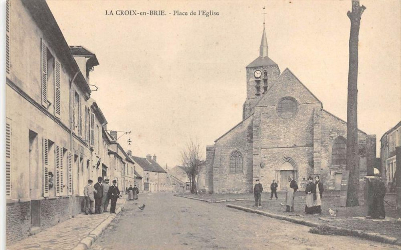 Carte postale ancienne La Croix En Brie Place De L'Eglise à La Croix-en-Brie