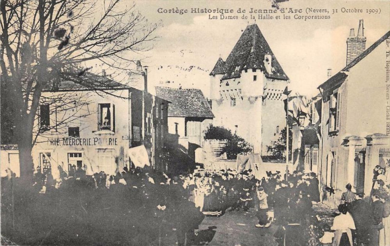Carte postale ancienne Nevers Cortege Historique De Jeanne D´ARC 1909 Les Dames De La Halle Et L à Nevers