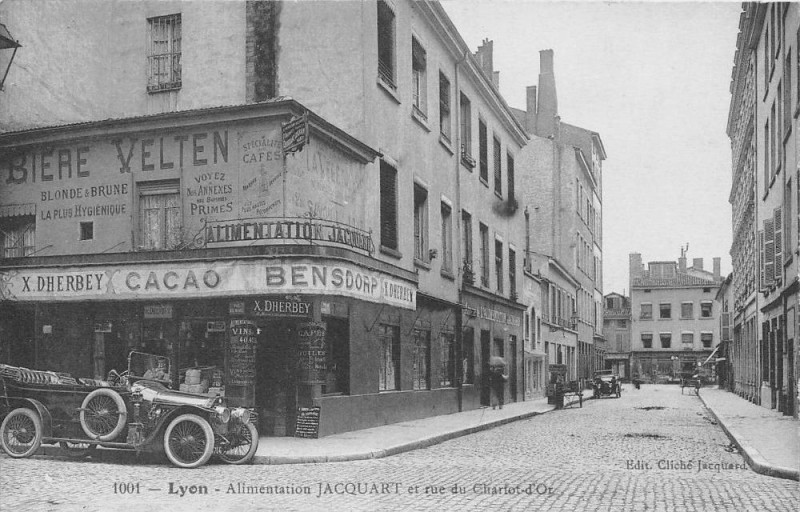 Carte postale ancienne Lyon Alimentation Jacquart Et Rue Du Chariot D'Or à Lyon