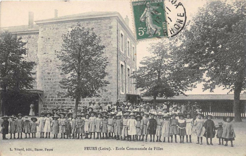 Carte postale ancienne Feurs Ecole Communale De Filles à Feurs