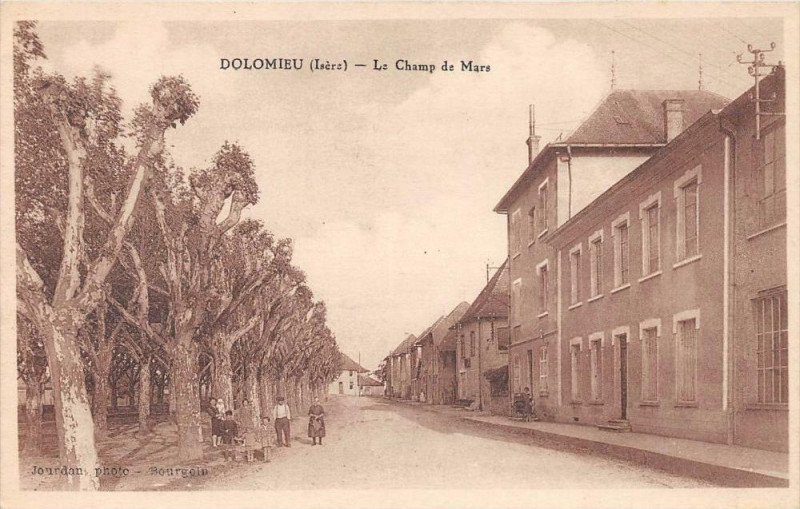 Carte postale ancienne Dolomieu Le Champ De Mars à Dolomieu