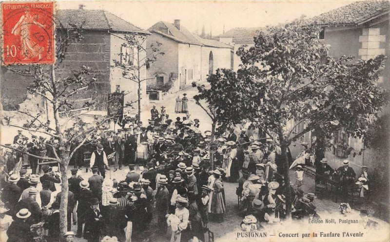 Carte postale ancienne Pusignan Concert Par La Fanfare L'Avenir à Pusignan