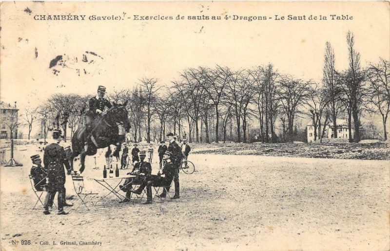 Carte postale ancienne Chambery Exercices De Sauts Au 4e Dragons Le Saut De La Table à Chambéry
