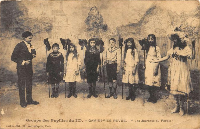 Carte postale ancienne Paris IIIe Groupe De Pupilles Du IIIe Gamineries Revue Les Journaux Du Pe à Paris 3e