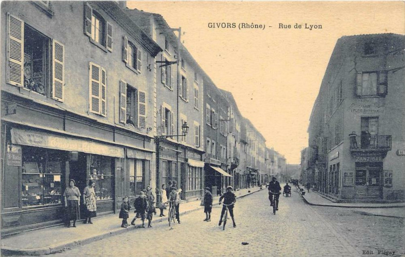 Carte postale ancienne Givors Rue De Lyon à Givors