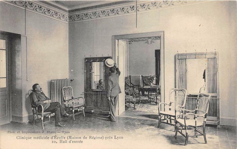 Carte postale ancienne Clinique Medicale D'Ecully Maison De Regime Pres Lyon Hall D'Entree à Lyon