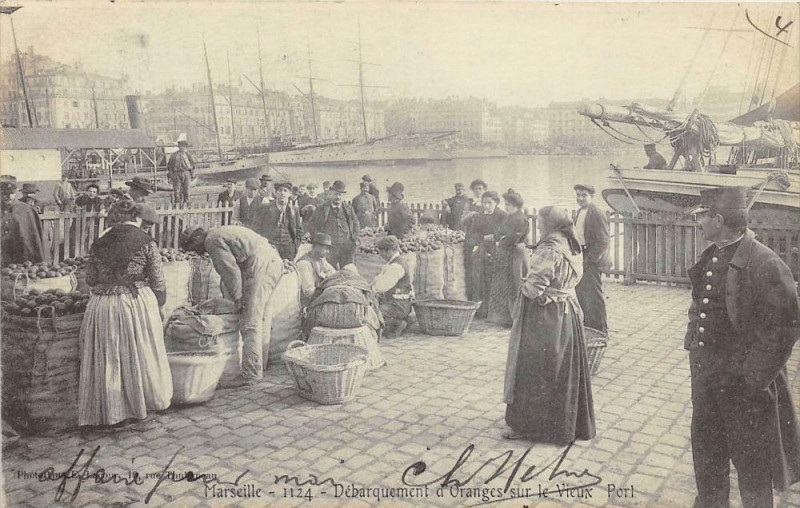 Carte postale ancienne Marseille Debarquement D'Oranges Sur Le Vieux Port (cliché rare avec le g à Marseille