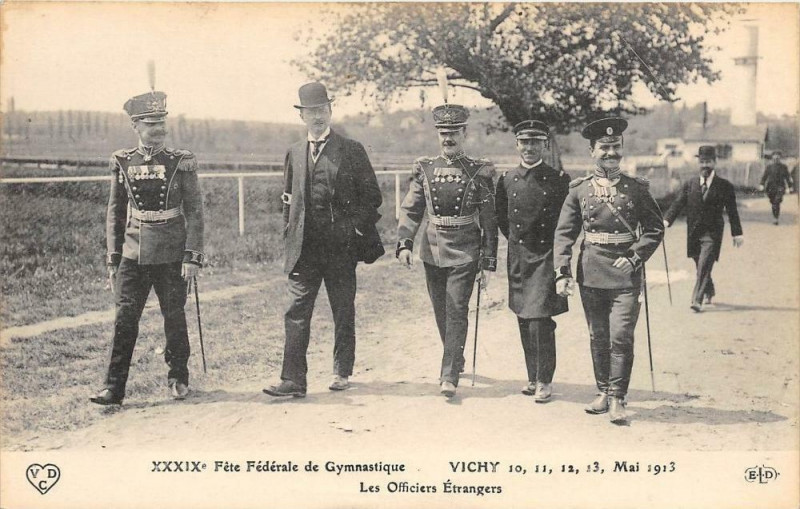Carte postale ancienne Vichy Fetes Federale De Gymnastique 1913 Les Officiers Etrangers à Vichy