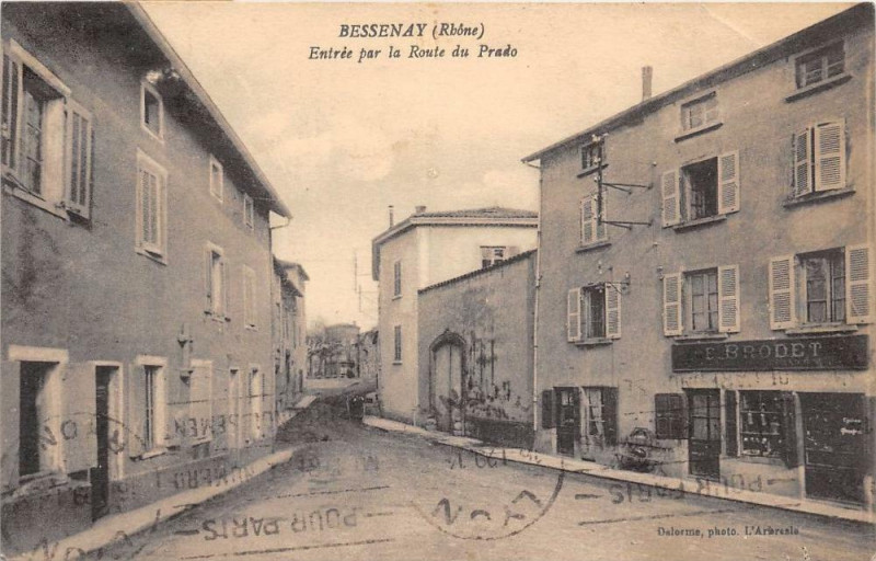Carte postale ancienne Bessenay Entree Par La Route Du Prado à Bessenay