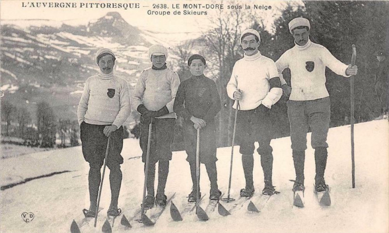 Carte postale ancienne Le Mont Dore Sous La Neige Groupe De Skieurs à Mont-Dore
