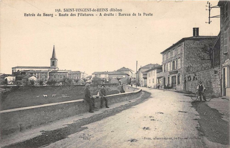 Carte postale ancienne Saint Vincent De Reins Entree Du Bourg Route Des Filatures Bureau De La P à Saint-Vincent-de-Reins