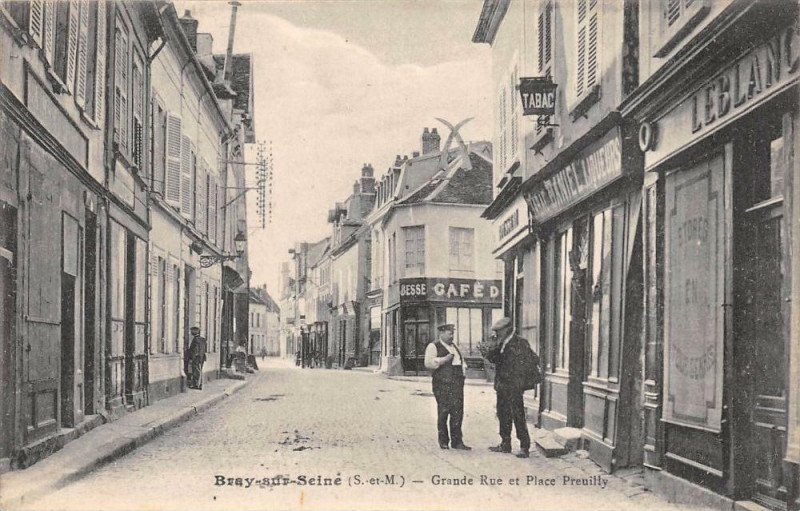 Carte postale ancienne Bray Sur Seine Grande Rue Et Place Preuilly à Bray-sur-Seine