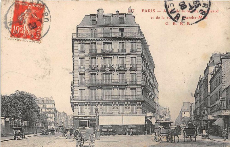 Carte postale ancienne Angle de la rue de Vaugirard et de la rue du Cherche-Midi à Paris 15e