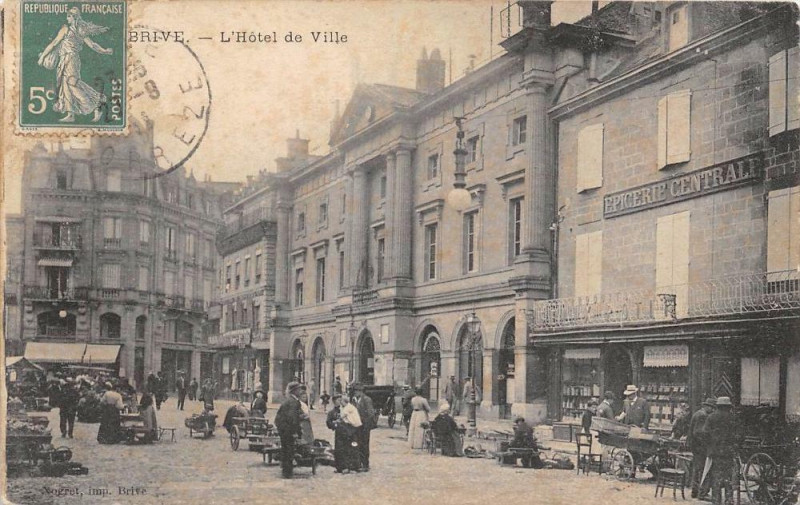 Carte postale ancienne Brive L'Hotel De Ville Epicerie Centrale Et Marche
