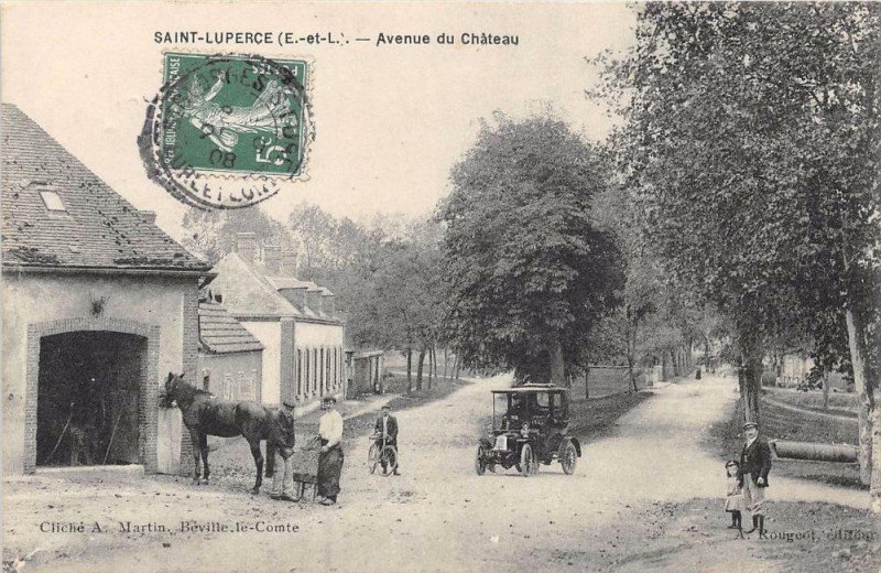 Carte postale ancienne Saint Luperce Avenue Du Chateau à Saint-Luperce