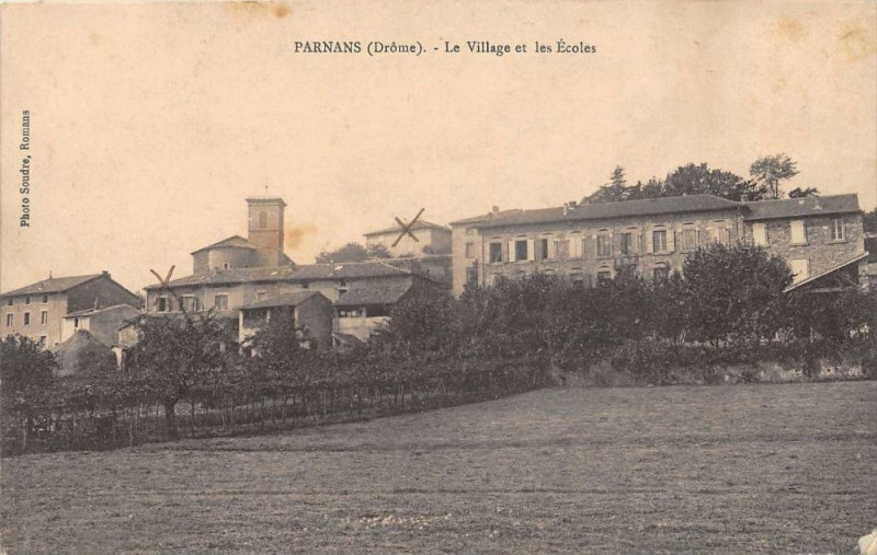 Carte postale ancienne Parnans Le Village Et Les Ecoles (cliché pas courant à Parnans