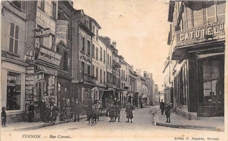Carte postale ancienne Vernon Rue Carnot à Vernon