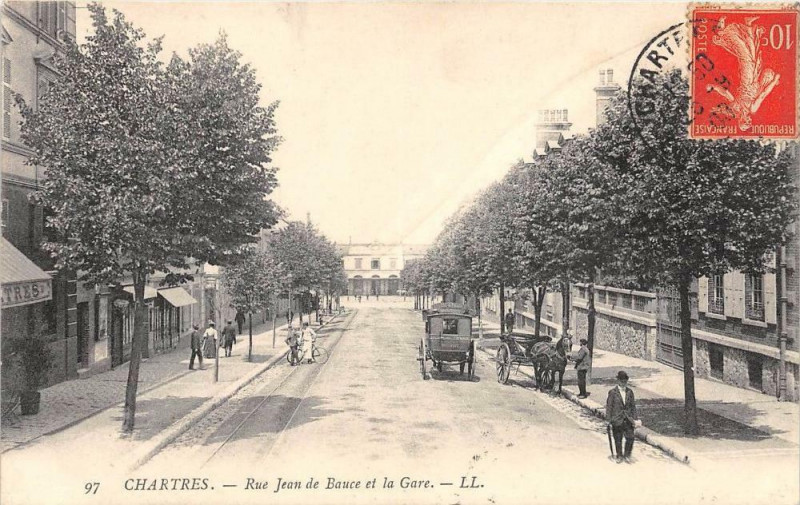 Carte postale ancienne Chartres Rue Jean De Beauce Et La Gare à Chartres