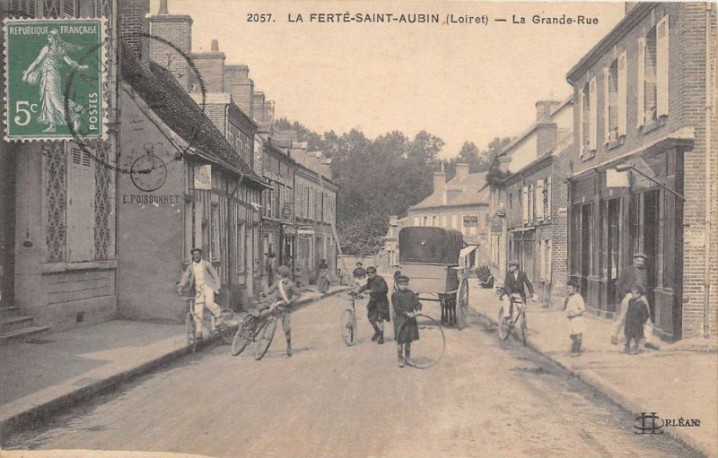 Carte postale ancienne La Ferte Saint Aubin La Grande Rue