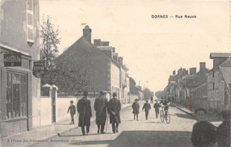 Carte postale ancienne Dornes Rue Neuve à Dornes