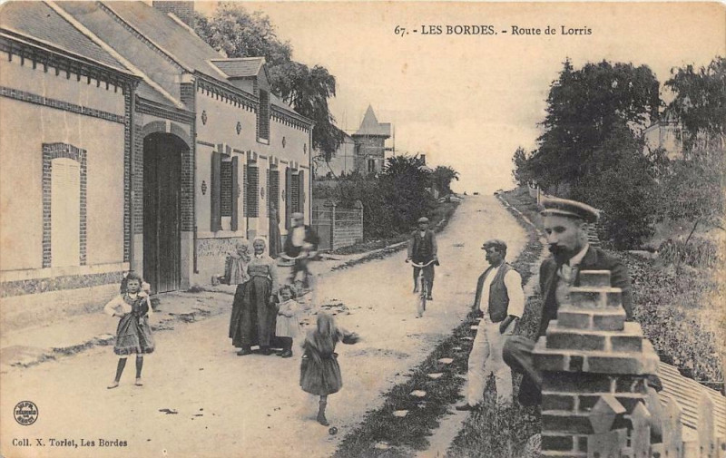 Carte postale ancienne Les Bordes Route De Lorris (cliché rare à Lorris