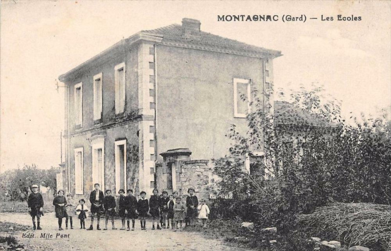 Carte postale ancienne Montagnac Gard Les Ecoles à Montagnac